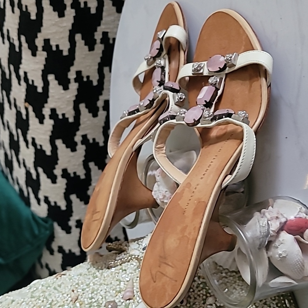 Giuseppe Zanoti beautiful  short slip on heels